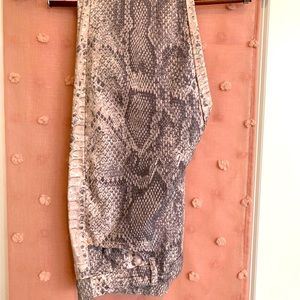 Stretch ankle pants in snakeskin